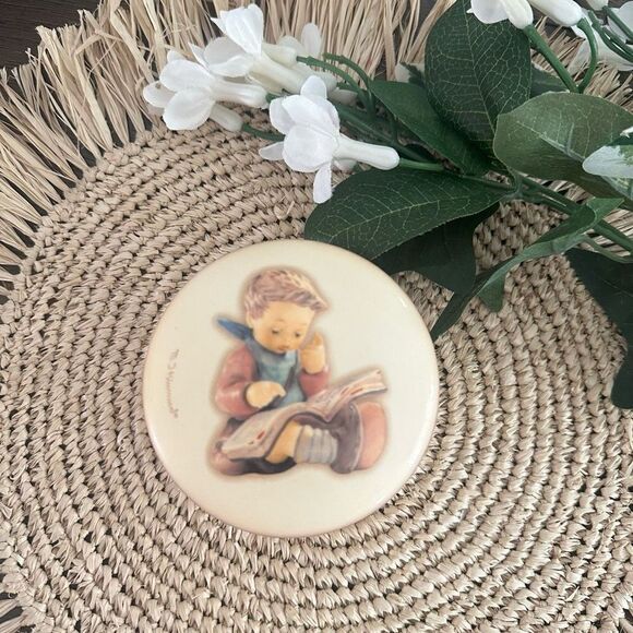 M.J. HUMMEL Goebel Box Round Trinket Motif  “Thoughtful” Boy #1833 Porcelain NEW - Picture 1 of 7